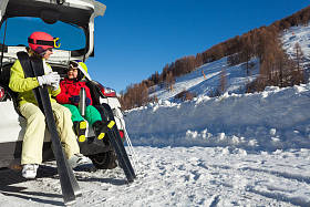 女人和儿子在汽车后备箱图片