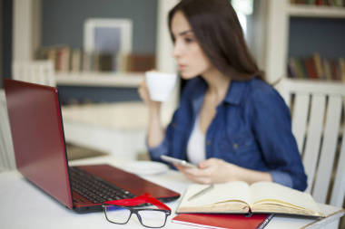 現(xiàn)代筆記本電腦和眼鏡