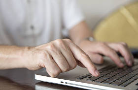 计算机键盘上的手