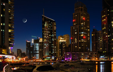 在晚上的迪拜码头。阿拉伯联合酋长国