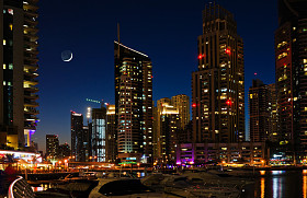 在晚上的迪拜码头。阿拉伯联合酋长国