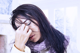 冬季头痛的厉害的女人