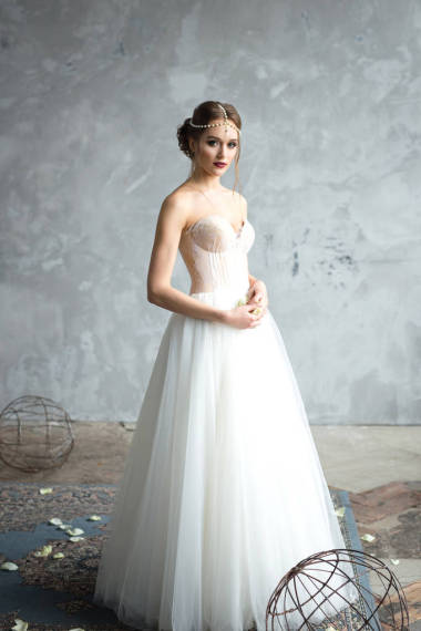 美丽的新娘的画像。在工作室里的新娘的费用