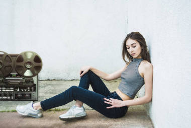 往下看的黑發(fā)女孩圖片