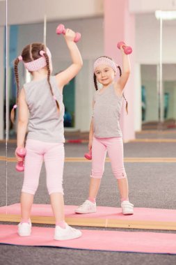 女童与健身俱乐部，在练习中，伸展的哑铃健身锻炼锻