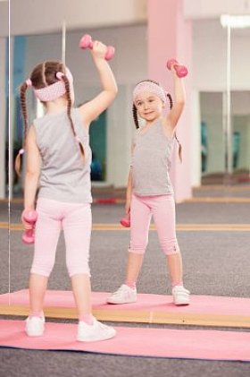 女童与健身俱乐部，在练习中，伸展的哑铃健身锻炼锻