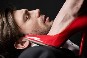 女孩踩着红色高跟鞋的男人