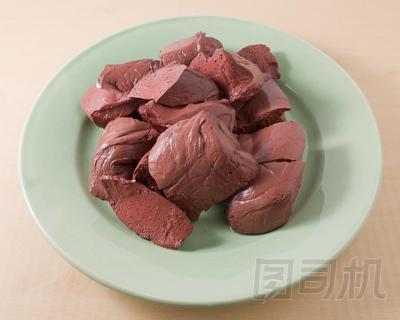 在綠色的菜煮的豬血豆腐