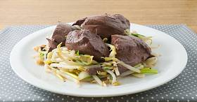 搅拌炒豆芽猪肉血布