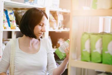 女人阅读标签上的产品信息图片