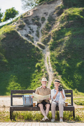 高级夫妇与地图 