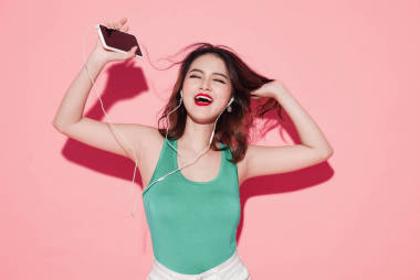 聽音樂的女孩圖片