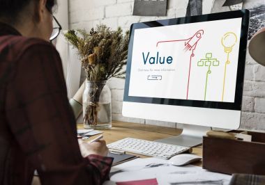 在生產(chǎn)車間工作的設計師圖片