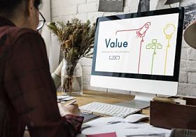 在生产车间工作的设计师图片