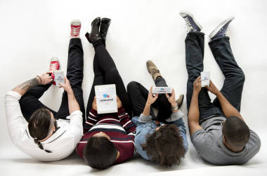 人坐在地板上 图片