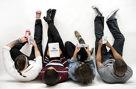 人坐在地板上 图片