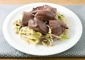 搅拌炒豆芽猪肉血布