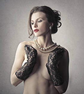 用珍珠优雅光着膀子女人