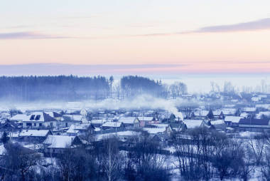冬天的早晨和农舍
