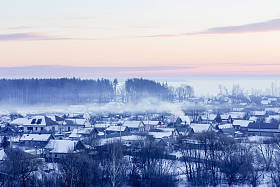 冬天的早晨和农舍