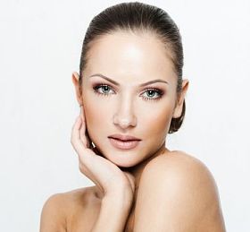 一个美丽的女人的特写肖像