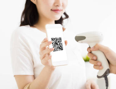 年輕女子用 qr 代碼智能手機支付