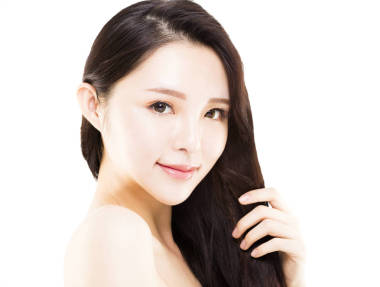  觸摸她長(zhǎng)和健康的頭發(fā)的年輕女人