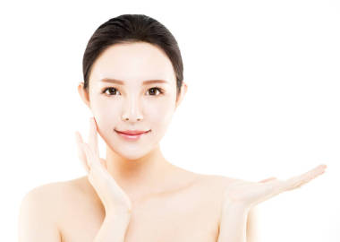 特寫亞洲的年輕美女臉上白色孤立