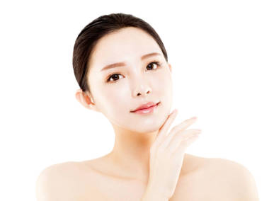 特寫年輕美麗的女人臉上白色孤立