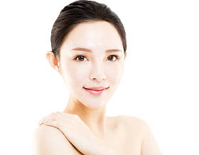 特写年轻美丽的女人脸上白色孤立