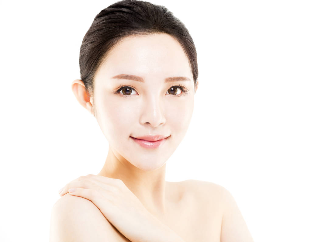 特写年轻美丽的女人脸上白色孤立