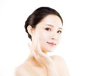 特写年轻美丽的女人脸上白色孤立