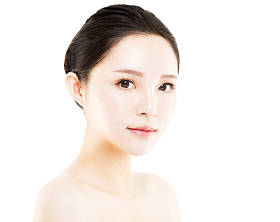 特写年轻美丽的女人脸上白色孤立