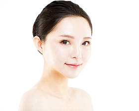 特写年轻美丽的女人脸上白色孤立