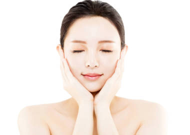 特寫年輕美麗的女人臉上白色孤立