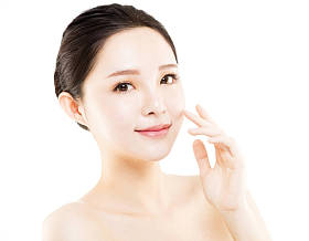 特写年轻美丽的女人脸上白色孤立