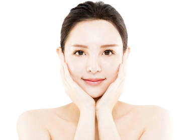 特寫年輕美麗的女人臉上白色孤立