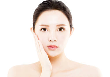 特寫年輕美麗的女人臉上白色孤立