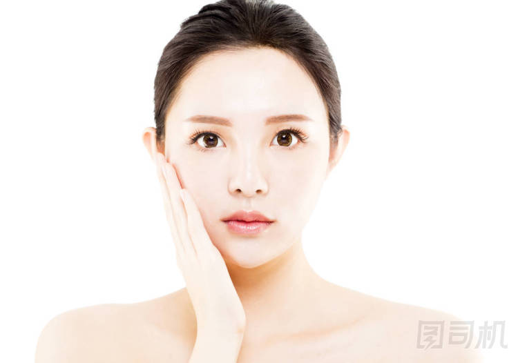 特寫年輕美麗的女人臉上白色孤立
