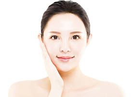 特写年轻美丽的女人脸上白色孤立