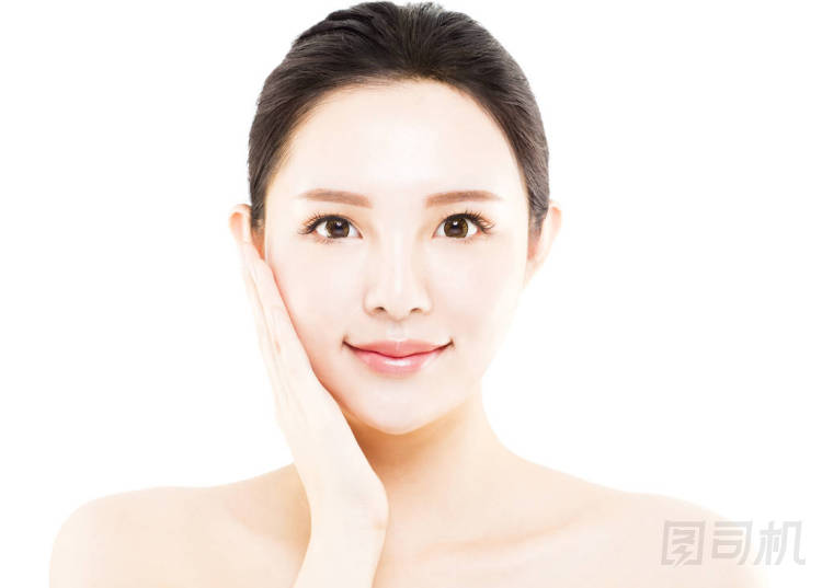 特寫年輕美麗的女人臉上白色孤立