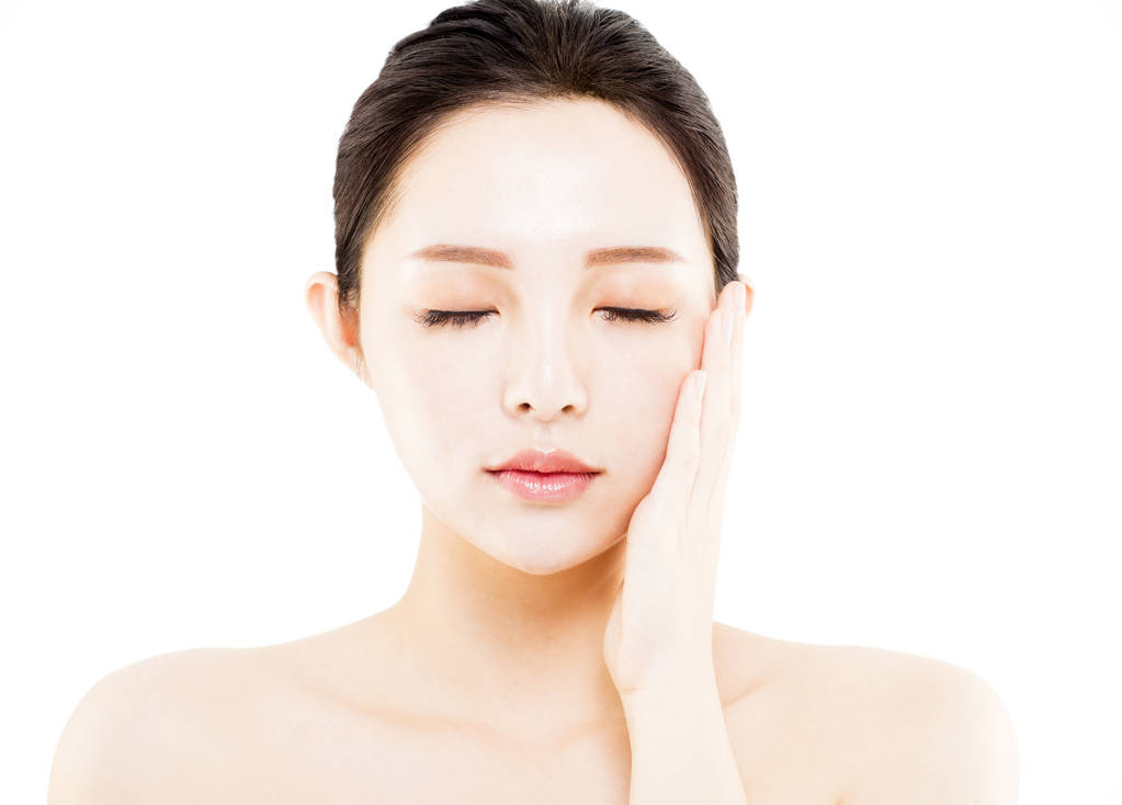 特写年轻美丽的女人脸上白色孤立
