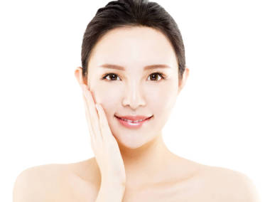 特寫年輕美麗的女人臉上白色孤立