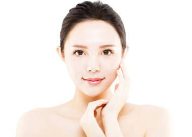 特寫年輕美麗的女人臉上白色孤立