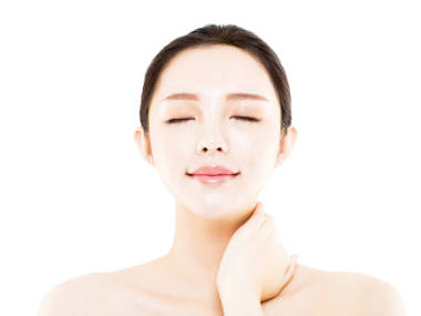 特寫年輕美麗的女人臉上白色孤立