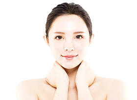 特写年轻美丽的女人脸上白色孤立