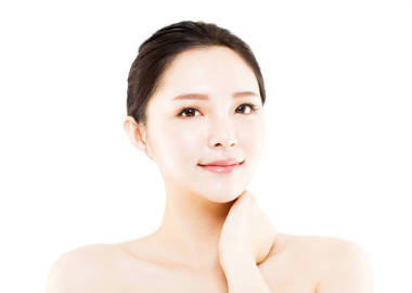 特寫年輕美麗的女人臉上白色孤立