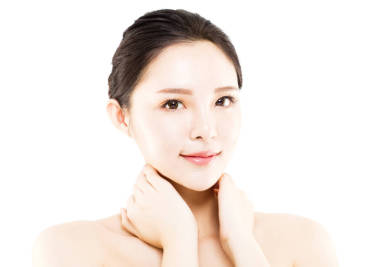 特寫年輕美麗的女人臉上白色孤立