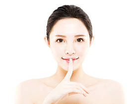 特写年轻美丽的女人脸上白色孤立