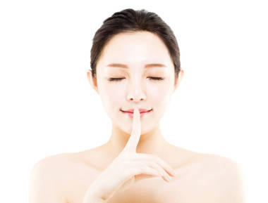 特寫年輕美麗的女人臉上白色孤立